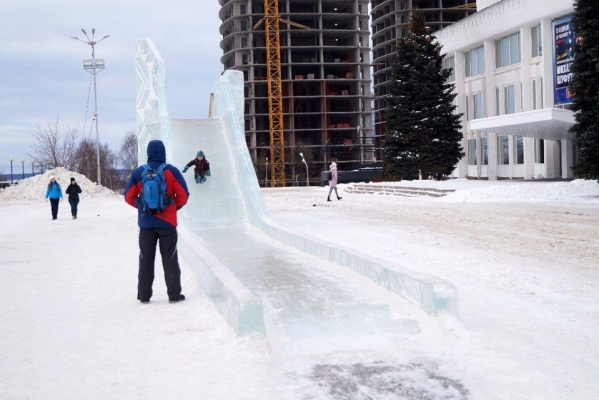 Ледовый городок на Центральной площади Ижевска вновь открыли для посетителей