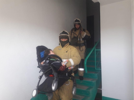 60 жителей верхних этажей дома эвакуировали из-за пожара в Ижевске