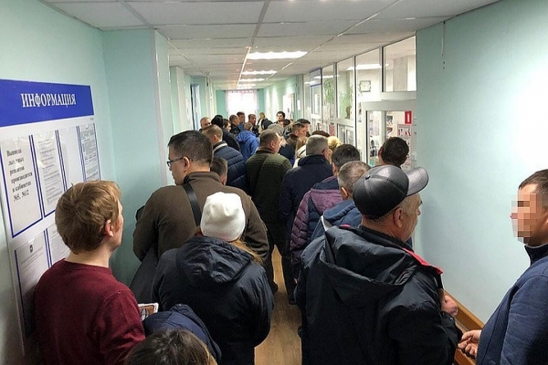 Водители в Ижевске выстроились в огромную очередь за справками от нарколога