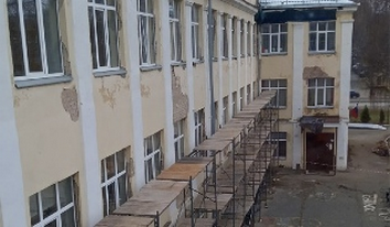 В ижевской школе №27 начали ремонтировать фасад здания