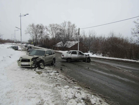 Пять человек пострадали в лобовом столкновении автомобилей в Ижевске
