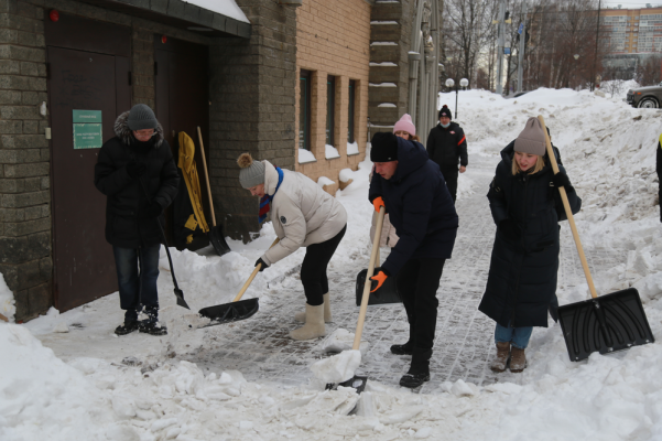Сотрудники Администрации Ижевска приняли участие в челлендже по уборке снега «Вместе теплее и чище»