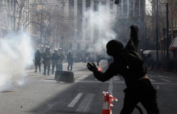 В Афинах полиция применила слезоточивый газ против митингующих из-за аварии на железной дороге