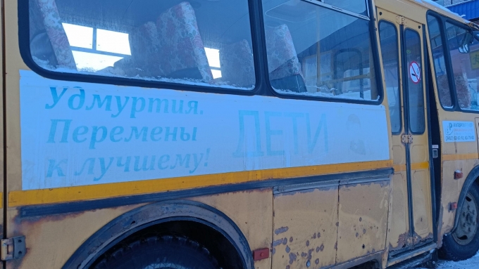 Прокуратура Удмуртии не нашла нарушений в подвозе детей на ржавом автобусе