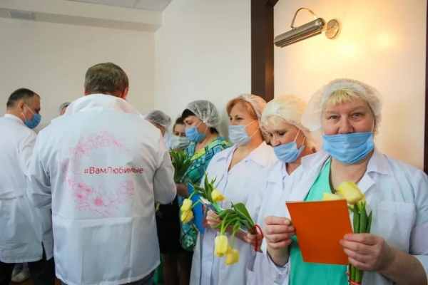 Более тысячи тюльпанов подарили волонтеры врачам и пациенткам стационаров Удмуртии 8 марта