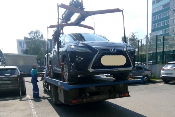 Жительница Ижевска оплатила долги по налогам только после изъятия у нее автомобиля «Лексус»