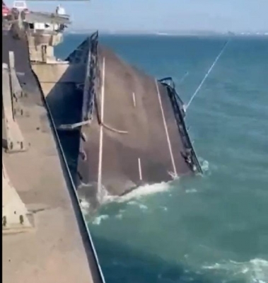 На Крымском мосту произошел теракт – обрушено два пролета