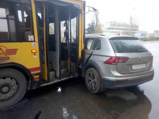 Не уступила дорогу: автоледи устроила ДТП с автобусом в Ижевске