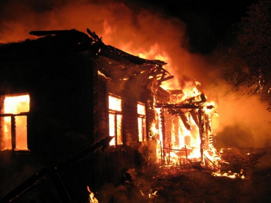 59-летняя женщина погибла при пожаре в многоквартирном доме в Удмуртии