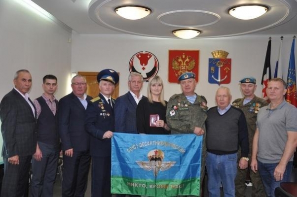 Вручение награды жене погибшего лидера военно-патриотического клуба прошло в Воткинске