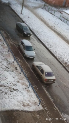 Последствия порыва водопровода устраняют на улице Ленина в Ижевске