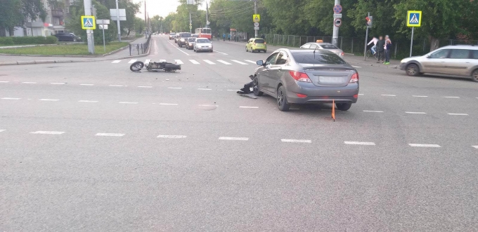 В Ижевске легковой автомобиль столкнулся с мотоциклом
