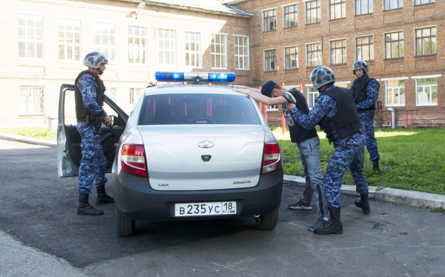 Росгвардейцы задержали в Ижевске похитителей имущества из чужого автомобиля
