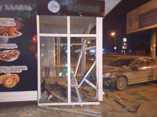Пьяный водитель иномарки врезался в киоск с шаурмой на остановке в Ижевске