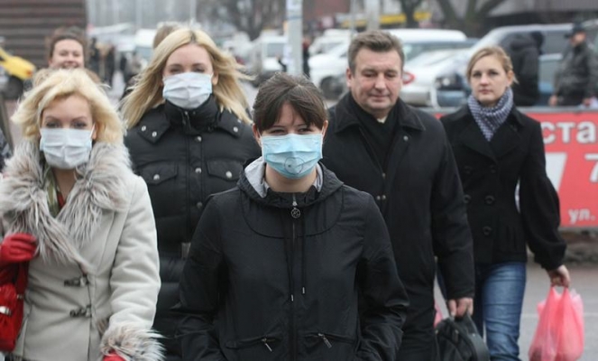 МЧС: здоровым людям не нужно носить защитную маску на улице