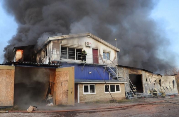 МЧС Удмуртии: к пожару на складе в Завьяловском районе привела ошибка при выполнении сварочных работ