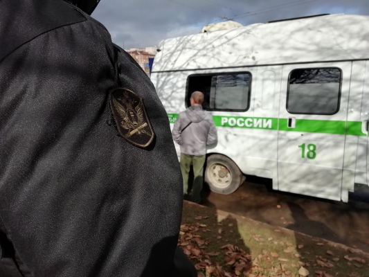 Приставы арестовали три автомобиля должников по алиментам в ходе совместного рейда с ГИБДД в Ижевске
