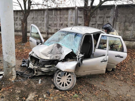 20-летний водитель «Лады Гранты» на «лысой» резине врезался в столб в Ижевске