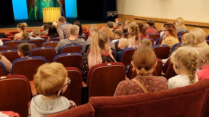 В муниципальном театре «Молодой человек» начнут показывать спектакли для детей с нарушениями зрения