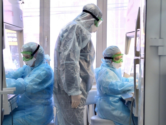 Контактирующим с больными коронавирусом врачам в России будут доплачивать по 80 тысяч рублей
