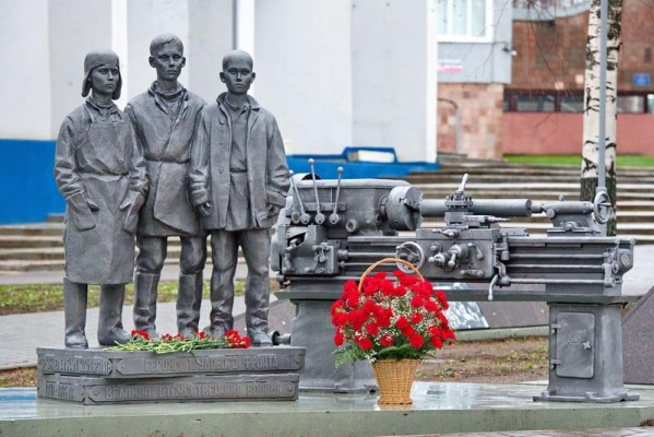 Создатели памятника «Мальчики у станка» в Ижевске разыскивают прототипов его героев 
