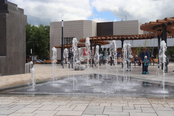 На обновленной привокзальной площади Глазова испытали фонтан