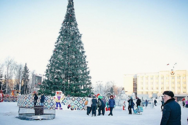 Новогодняя елка в Ижевске куплена на средства от сдачи на металлолом трубопровода