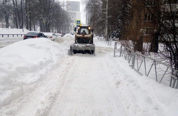 Дорожники в усиленном режиме устраняют последствия сильного ночного снегопада в Ижевске