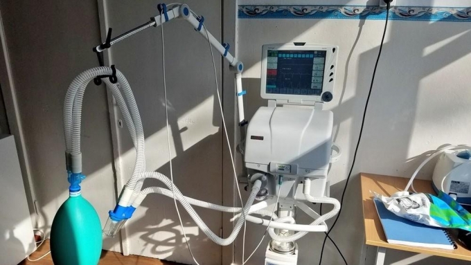 Находящийся в реанимации пациент с коронавирусом в Удмуртии получает кислородную терапию