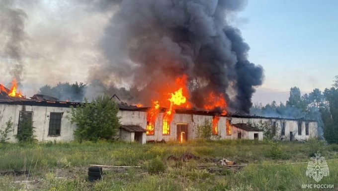 В Воткинском районе сгорели гаражи, где хранились лакокрасочные изделия