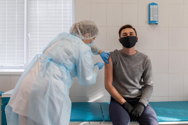 В России началась массовая вакцинация граждан от коронавируса