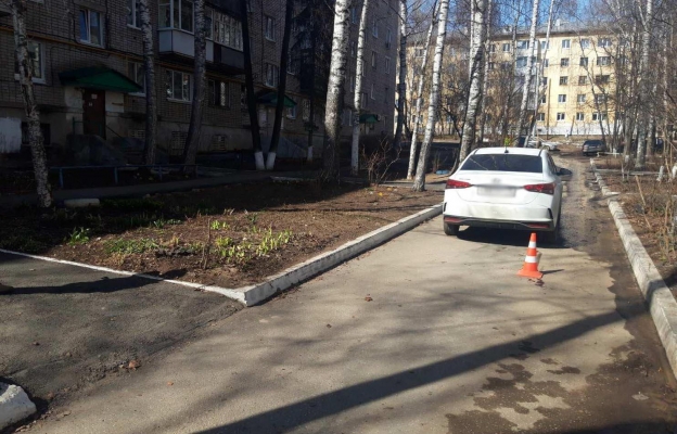 Иномарка сбила пенсионерку во дворе жилого дома в Ижевске