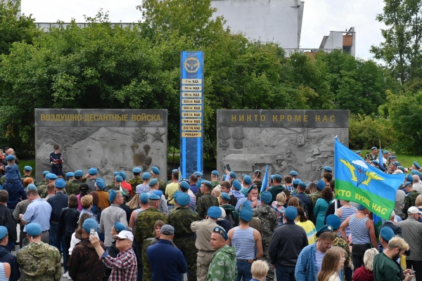 Монумент «Слава ВДВ» презентовали в Ижевске в День воздушно-десантных войск