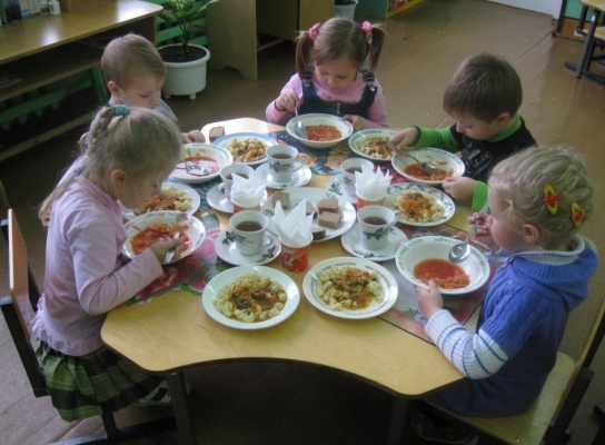 Питание в детских садах Удмуртии планируют перевести на аутсорсинг