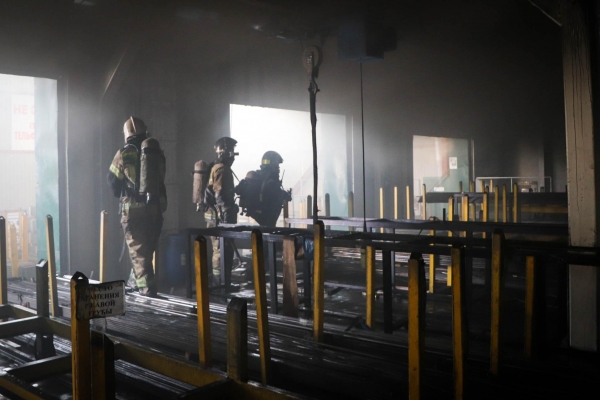 Огнеборцы ликвидировали пожар на складе производства мебели в Ижевске