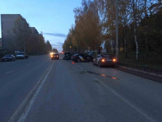 Водитель автомобиля такси пострадал при столкновении с иномаркой в Ижевске