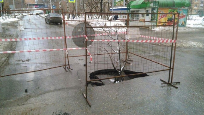 Асфальт провалился на улице Буммашевская в Ижевске