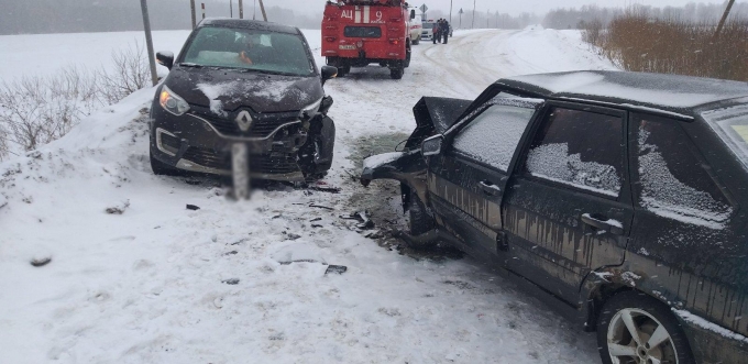 Трое детей попали в больницу после столкновения двух автомобилей в Ижевске
