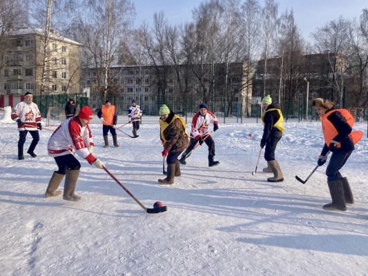 «Ижсталь» провел турнир по хоккею на валенках среди подшефных школ