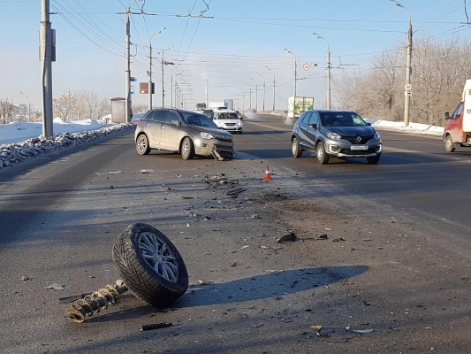 Два легковых автомобиля и маршрутка столкнулись в Ижевске