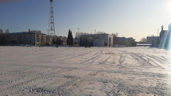 Центральную площадь Ижевска почистили от снега и посыпали мраморной крошкой