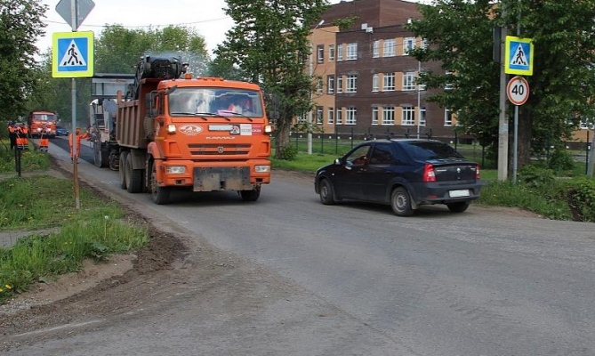 Дорожники ремонтируют улицу Степную в Ижевске 