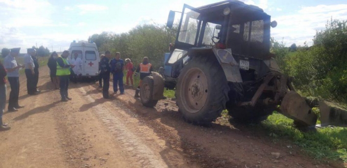 Пенсионер погиб в Удмуртии в результате наезда трактора с косилкой