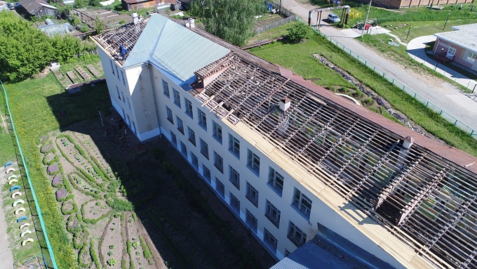 Сорванную ветром крышу школы №9 в Можге отремонтируют до 1 июля