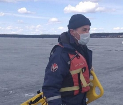 Двух мужчин без признаков жизни спасли с тонкого льда городского пруда в Воткинске