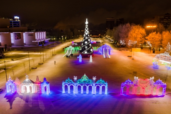 Ледовый городок открыли на Центральной площади Ижевска
