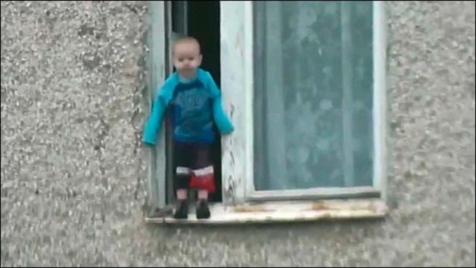 Ижевчанку привлекли к ответственности из-за падения сына из окна квартиры 