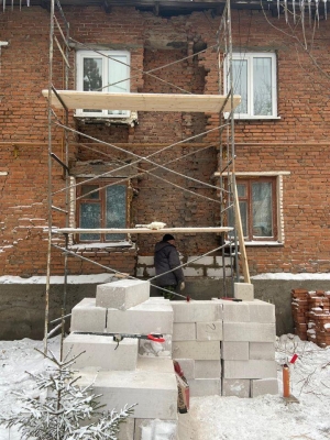 Подрядчик приступил к восстановлению разрушенной стены жилого дома в Сарапуле