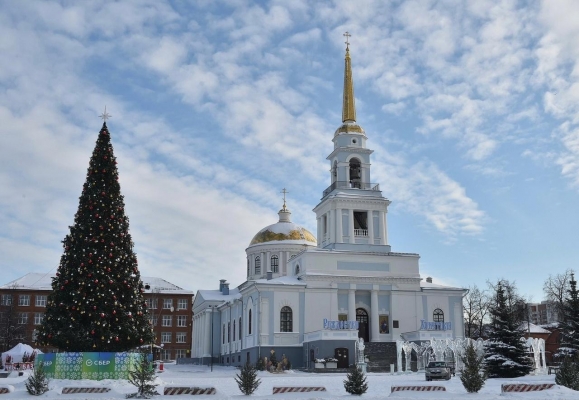 Глава Удмуртии Александр Бречалов в Рождество побывал на богослужении в Благовещенском соборе Воткинска