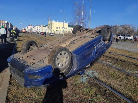 После столкновения с авто иномарка вылетела на трамвайные пути и перевернулась в Ижевске